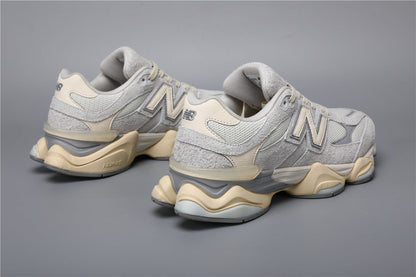 Baskets unisexes New Balance 9060 grises et blanches